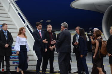 A su llegada a la isla, Justin Trudeau fue recibido por Miguel Díaz-Canel Bermúdez, primer vicepresidente de los Consejos de Estado y de Ministros, y la vicecanciller Ana Teresita González Fraga, en el Aeropuerto Internacional José Martí. Foto: Joaquín Hernández Mena