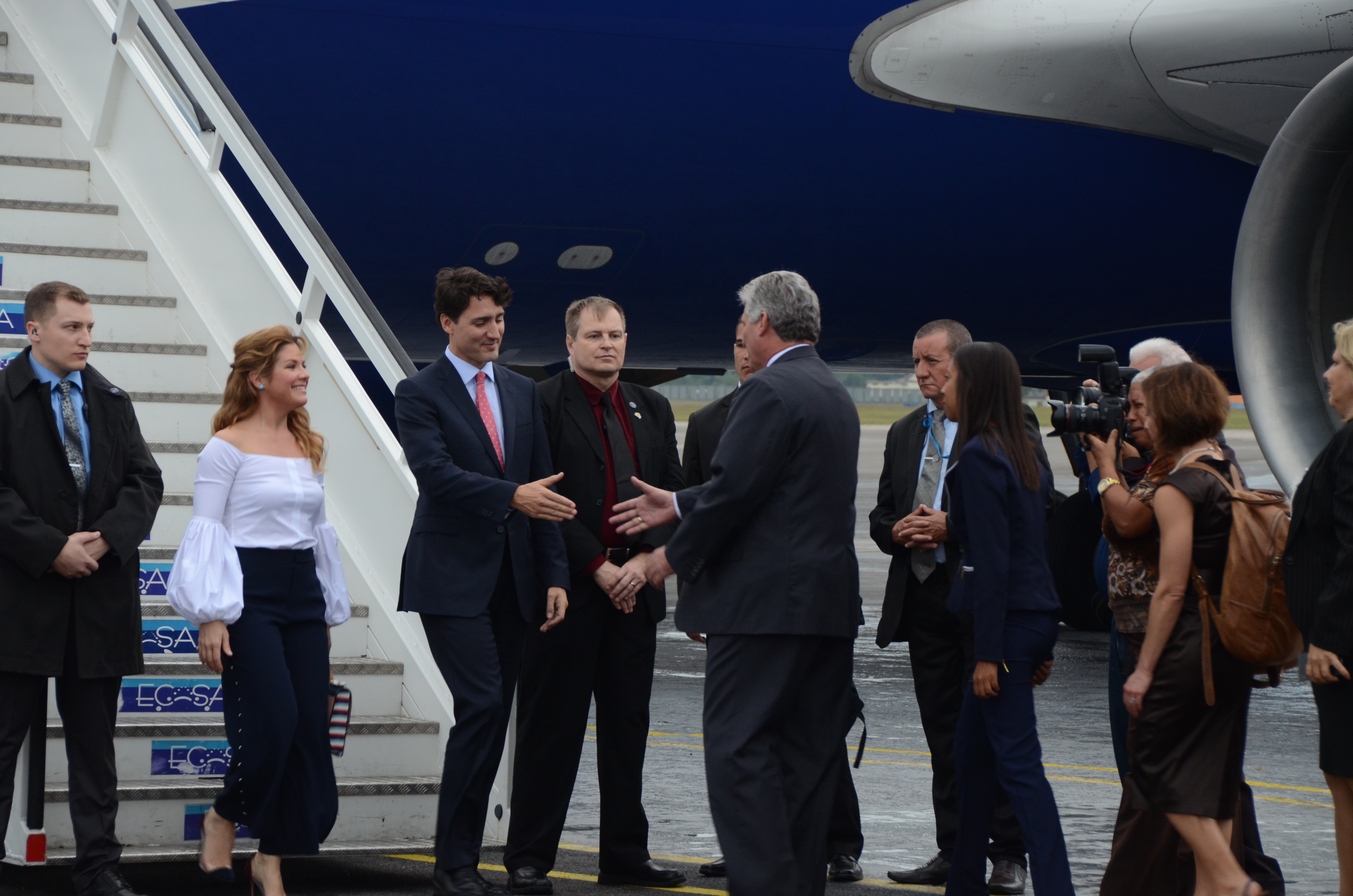 A su llegada a la isla, Justin Trudeau fue recibido por Miguel Díaz-Canel Bermúdez, primer vicepresidente de los Consejos de Estado y de Ministros, y la vicecanciller Ana Teresita González Fraga, en el Aeropuerto Internacional José Martí. Foto: Joaquín Hernández Mena