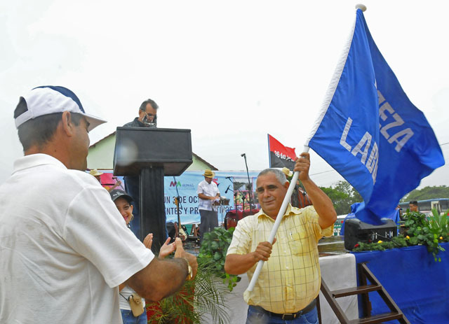 Momento en que el máximo representante sindical de los trabajadores agropecuarios y forestales cubanos entregaba la bandera de Proeza Laboral al colectivo de la Empresa Pecuaria Genética Turiguanó. Foto: Nohema Díaz Muñoz
