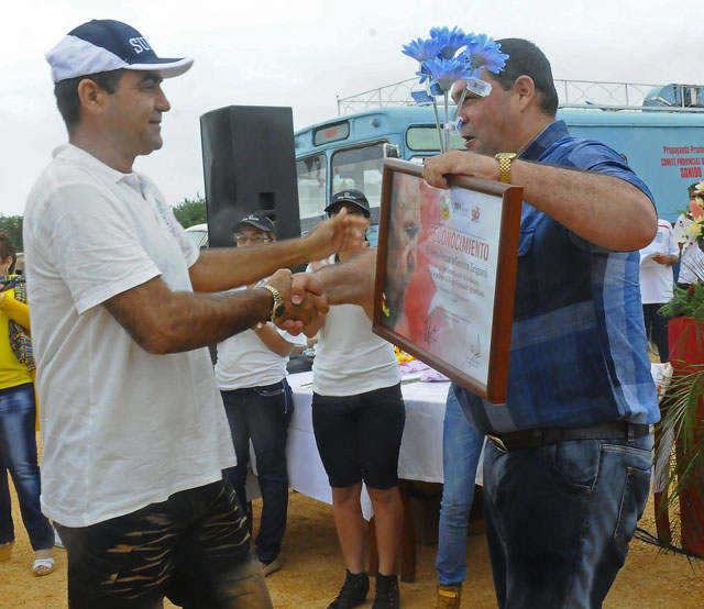 Los pecuarios turiguanenses recibieron un certificado de reconocimiento por ser anfitriones de la clausura de la jornada nacional de homenaje por el Día del Trabajador del sector agropecuario, entregado por Félix Duarte Ortega, primer secretario del comité provincial del Partido en Ciego de Ávila. Foto: Nohema Díaz Muñoz