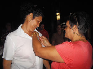 La medalla Elpidio Sosa se le confirió recientemente a Damaris Expósito García, del hotel Colonial Cayo Coco, por 20 años de consagración en el sector turístico. Foto: Martínez Alejo