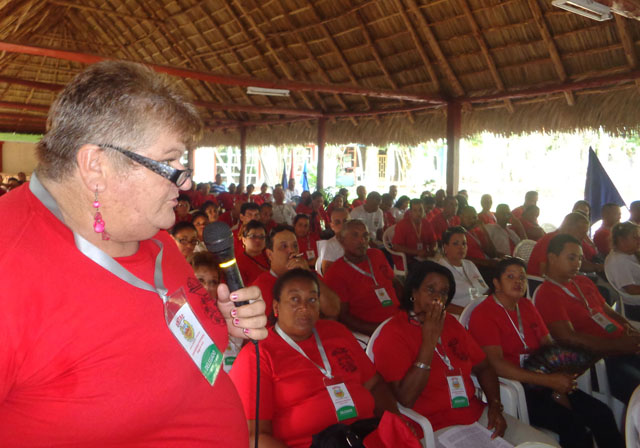 “Hoy los dirigentes sindicales tenemos que estar en cada discusión, en cada decisión, en cada minuto representando a los trabajadores”, afirmó Maritza Izquierdo, delegada directa a la I Conferencia Nacional del SNTAF. Foto: Martínez Alejo