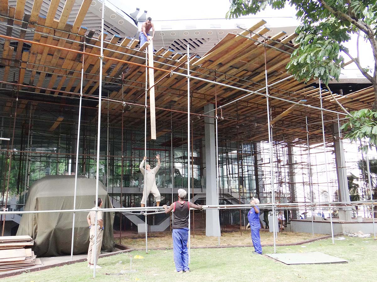 Especialistas en plena labor de renovación del falso techo. Al fondo se aprecia la urna que resguarda la embarcación. Fotos: Eddy Martin Díaz