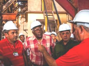 Miembro del Buró Político del Partido Salvador Mesa Valdés, en intercambio con directivos y trabajadores de los ingenios Amancio Rodríguez y Colombia, en el sur de Las Tunas. Foto: Jorge Pérez 