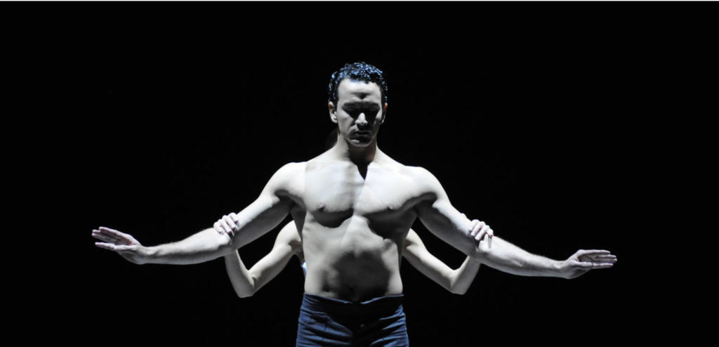 El cubano Javier Torres, primer bailarín del Ballet Nacional de Cuba y del Northern Ballet (Gran Bretaña), es ya presencia habitual en los festivales. En esta oportunidad se presentó junto a la uruguaya Lucía Solari, también primera figura del Northern. En la imagen, Little Monsters, de Demis Volpi, otro de los interesantes estrenos en Cuba. | foto: Del autor