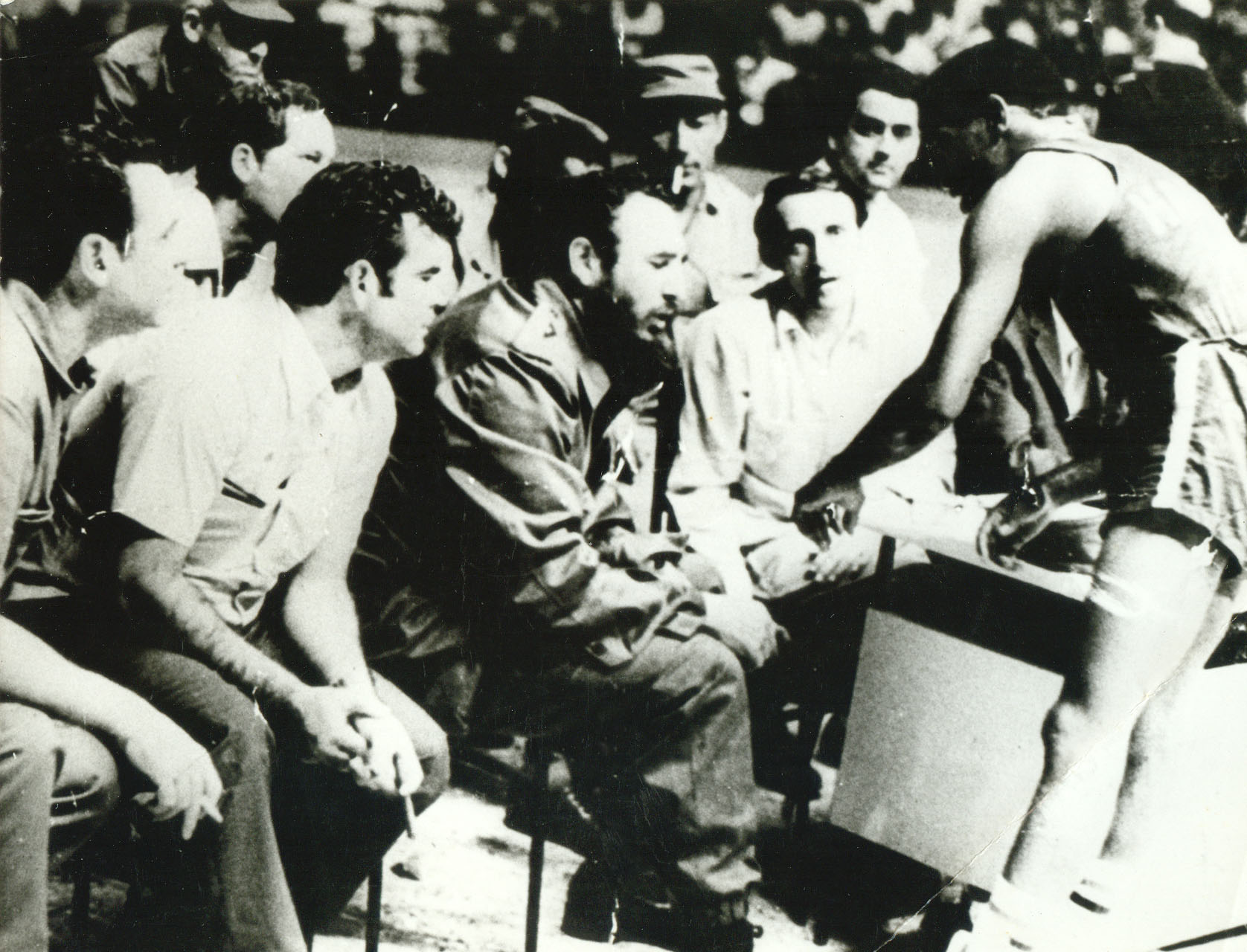 Fidel se preocupa por la mano de Orlandito Martínez