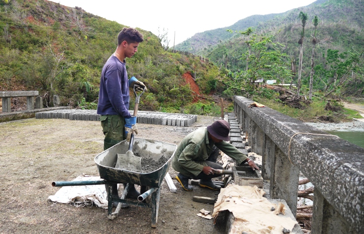 Las minindustrias para la producción de materiales de la construcción se convierten en nuevas fuentes de empleo. Foto: Rodny Alcolea Olivares