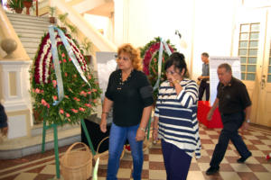 Las máximas autoridades política y gubernamental de la provincia de Cienfuegos iniciaron el homenaje en esa provincia. Foto: Ramón Barreras Ferrán