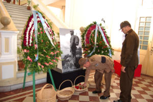 Los principales jefes de las Fuerzas Armadas Revolucionarias y el Ministerio del Interior en el territorio cienfueguero estuvieron presentes en el homenaje al Comandante en Jefe. Foto: Ramón Barreras Ferrán