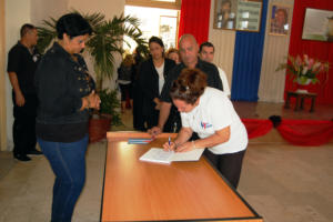 Lutgarda Balboa Egües, combatiente de la Revolución, ex dirigente del Partido Comunista de Cuba y destacada personalidad cienfueguera, también rubricó el libro. Foto: Ramón Barreras Ferrán