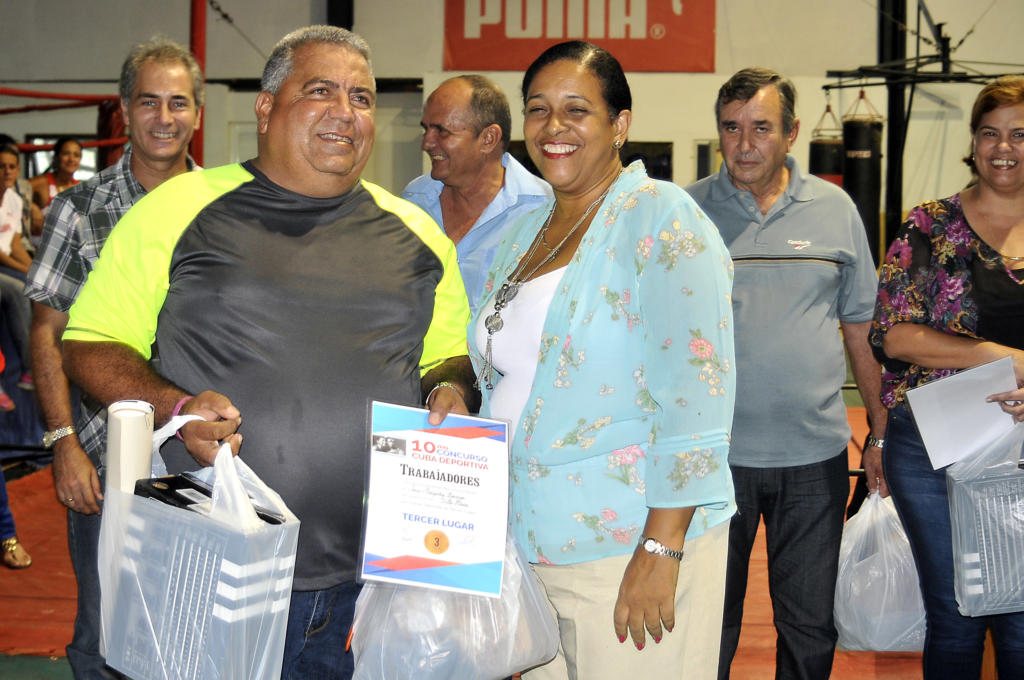 Ermela Santiago, miembro del Secretariado Nacional de la CTC, entregó el reconocimiento al tercer lugar del evento, el villaclareño Jesús González Barriga. Foto: José Raúl Rodríguez Robleda.
