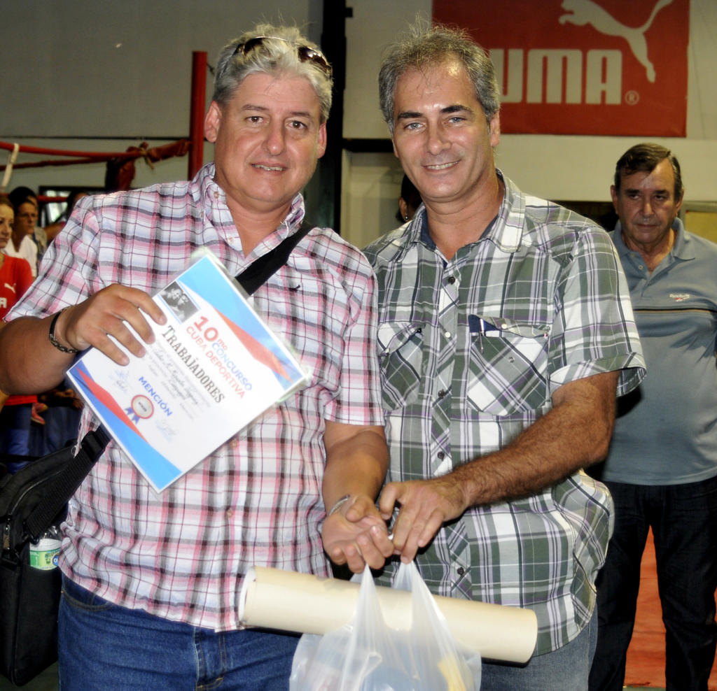 Alberto Núñez Betancourt, director de Trabajadores, premió a uno de los ganadores de menciones. Foto: José Raúl Rodríguez Robleda.