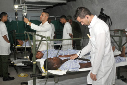 Personal médico y paramédico en completa disposición combativa (+ Fotos)