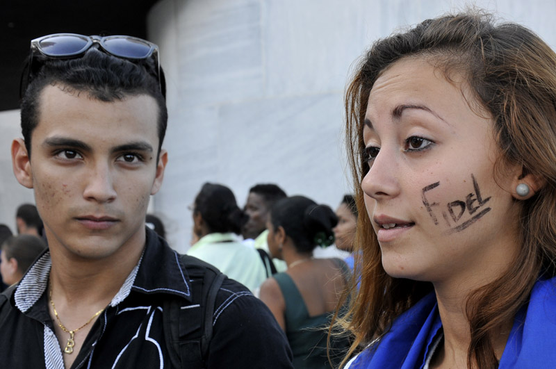 Lágrimas, carteles, rostros adornados con su nombre, flores… todas infinitas muestras del cariño de un pueblo . Foto:José Raúl Rodríguez Robleda