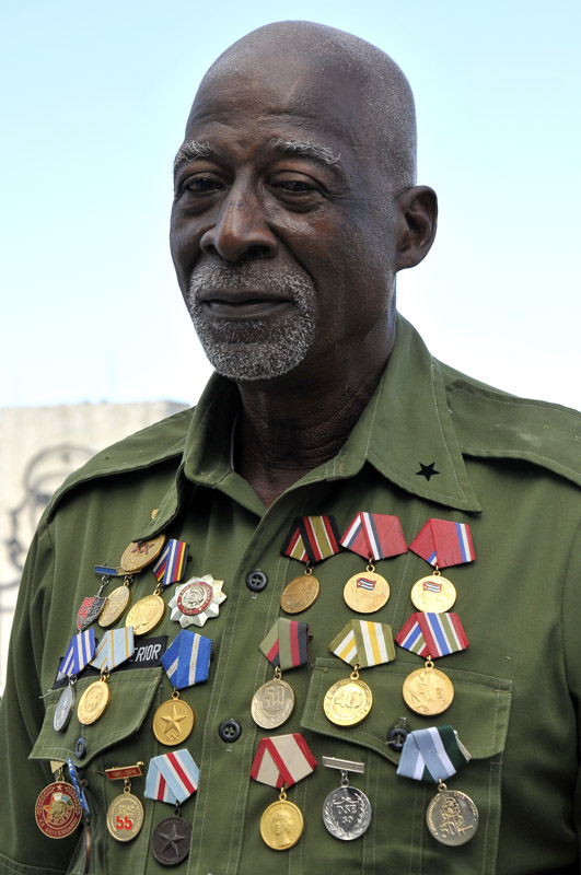 Onelio Quindelán, miembro de la reserva activa de las Fuerzas Armadas Revolucionarias, asistió con el pecho plagado de medallas.