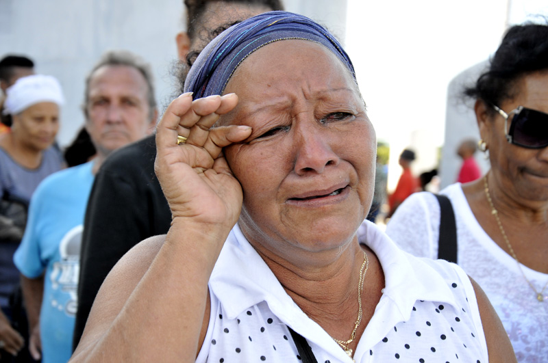 Para la holguinera, Irma Quesada, de visita en la capital ha sido un golpe duro. “No lo esperábamos, es difícil resignarse a perder a alguien tan grande”.