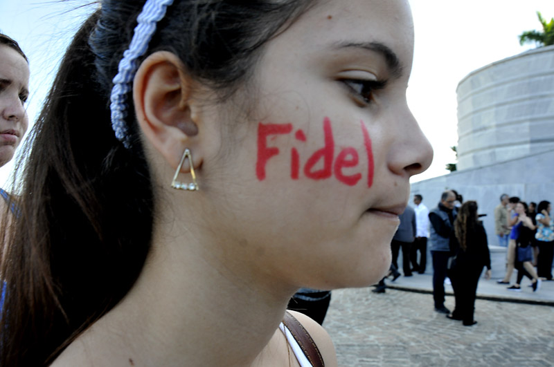 Lágrimas, carteles, rostros adornados con su nombre, flores… todas infinitas muestras del cariño de un pueblo . Foto:José Raúl Rodríguez Robleda