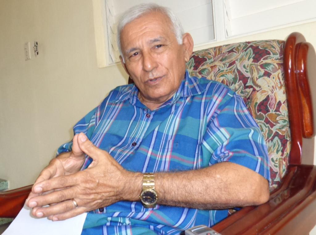 Marichal dice que se compró otro ejemplar de la Victoria Estratégica para no manosear el que Fidel le dedicó. Foto: Noryis