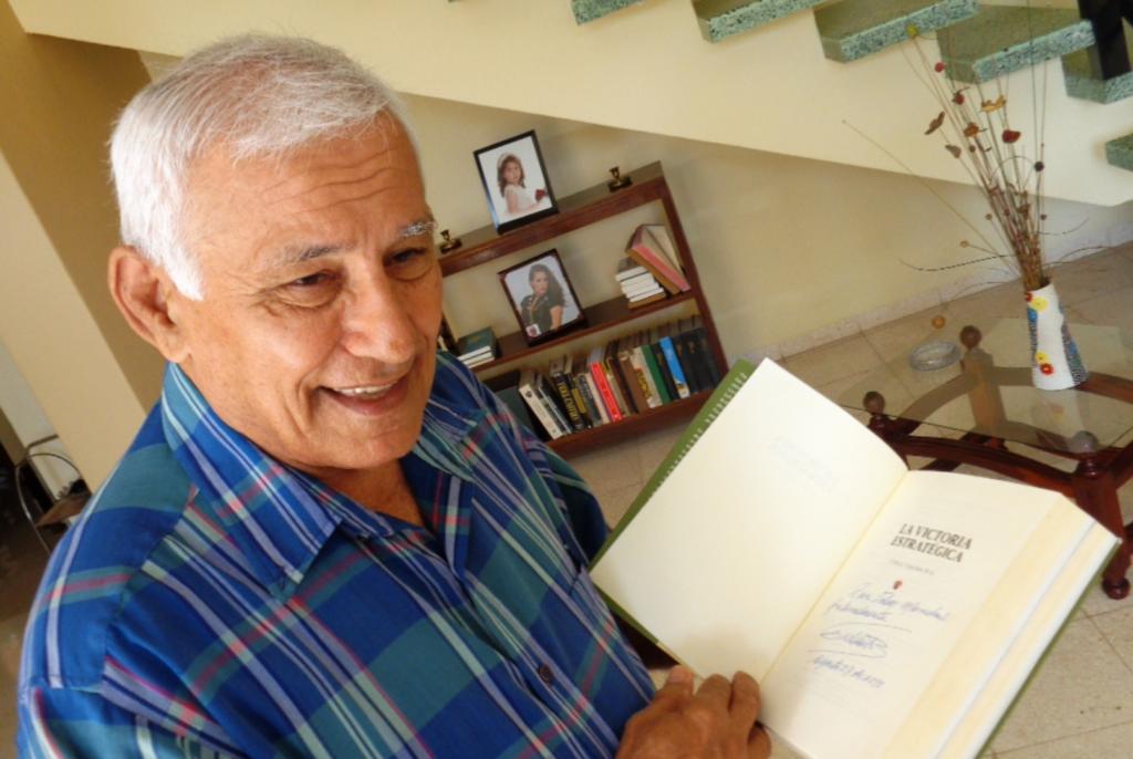 Marichal dice que se compró otro ejemplar de la Victoria Estratégica para no manosear el que Fidel le dedicó. Foto: Noryis