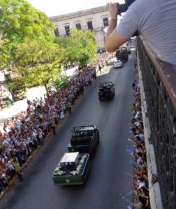 Una multitud lo honra a su paso por Matanzas. Foto: Noryis