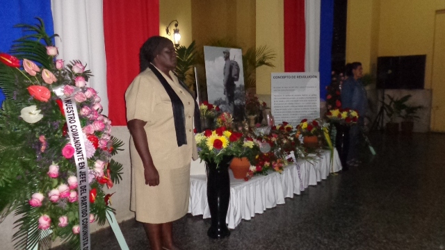 De derecha a izquierda, Teresa Rojas Monzón, primera secretaria del Partido, y Tania León, presidenta del Gobierno, realizan la última guardia de honor. Foto: Noryis