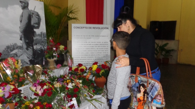 Una madre muestra a su hijo el Concepto de Revolución. Foto: Noryis