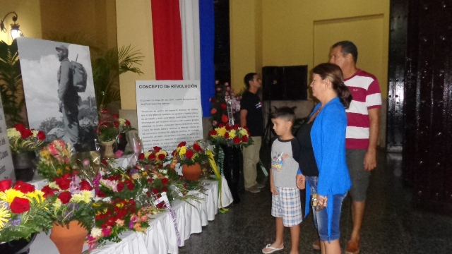 Una familia completa acude al último adiós. Foto: Noryis
