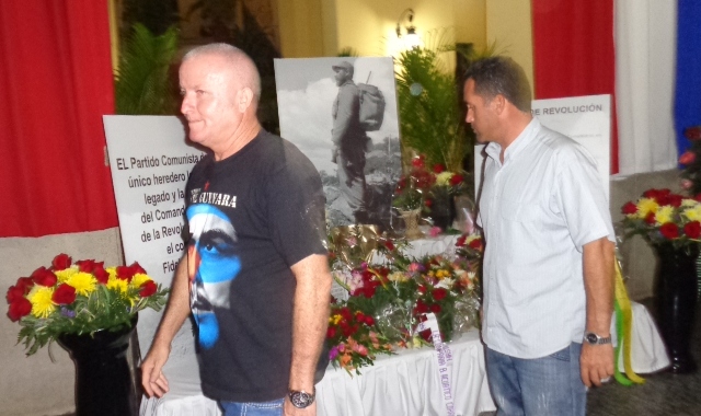 Con el Che en sus pechos llegaron a decir Hasta siempre Fidel. Foto: Noryis