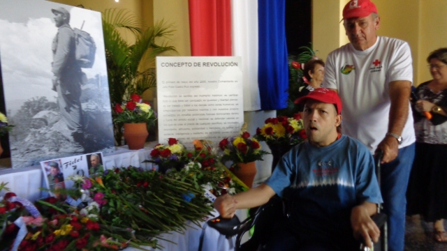 Discapacitados como este joven expresaron su muestra de gratitud a Fidel. Foto: Noryis