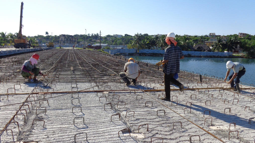Bajo el sistema de doble turno, adelantan sus labores obreros de la Empresa de Construcción y Montaje. Foto: Noryis
