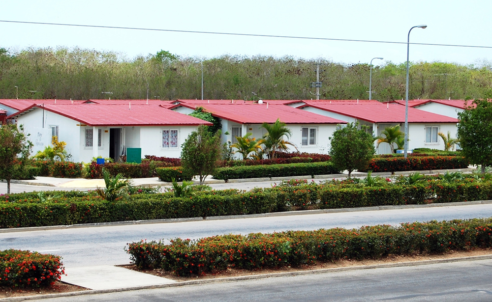 Las Petrocasas son resistentes a los fuertes vientos y las inclemencias del tiempo. En la foto, las existentes en la ciudad de Cienfuegos. Foto: Ramón Barreras Ferrán