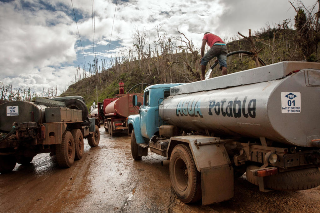 La labor abnegada de los choferes de las pipas permitió abastecer de agua a las familias. Foto: René Pérez Massola