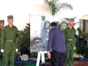 El miembro del Comité Central y primer secretario del Partido en Las Tunas, Ariel Santana Santiesteban, rinde tributo a Fidel. Foto: Jorge Pérez Cruz 