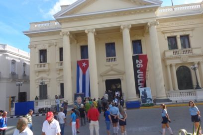 Santa Clara, firme, llora