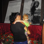 Madres y niños honran a su líder. Foto: José Luis Martínez Alejo