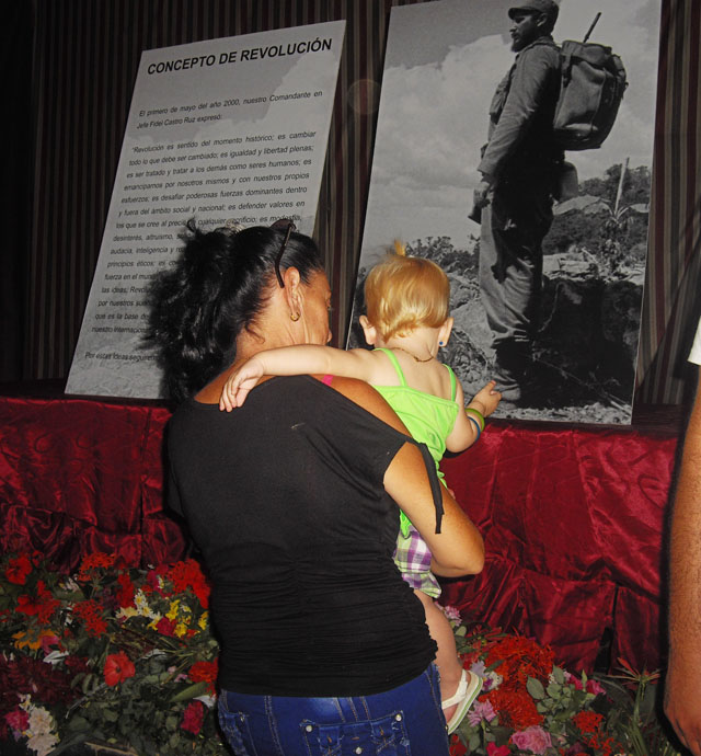 Madres y niños honran a su líder. Foto: José Luis Martínez Alejo