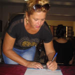 Sindicalistas firman el libro de condolencias en la celebración de las honras fúnebres. Foto: José Luis Martínez Alejo