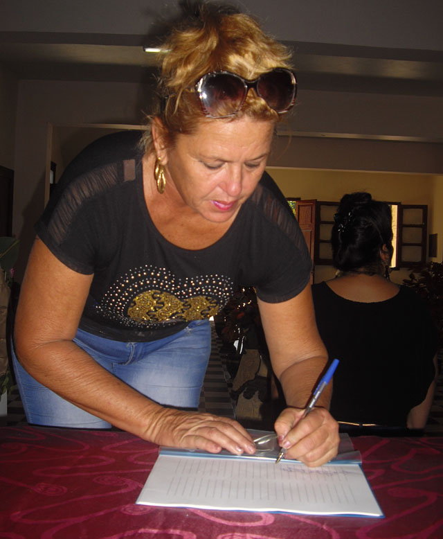 Sindicalistas firman el libro de condolencias en la celebración de las honras fúnebres. Foto: José Luis Martínez Alejo