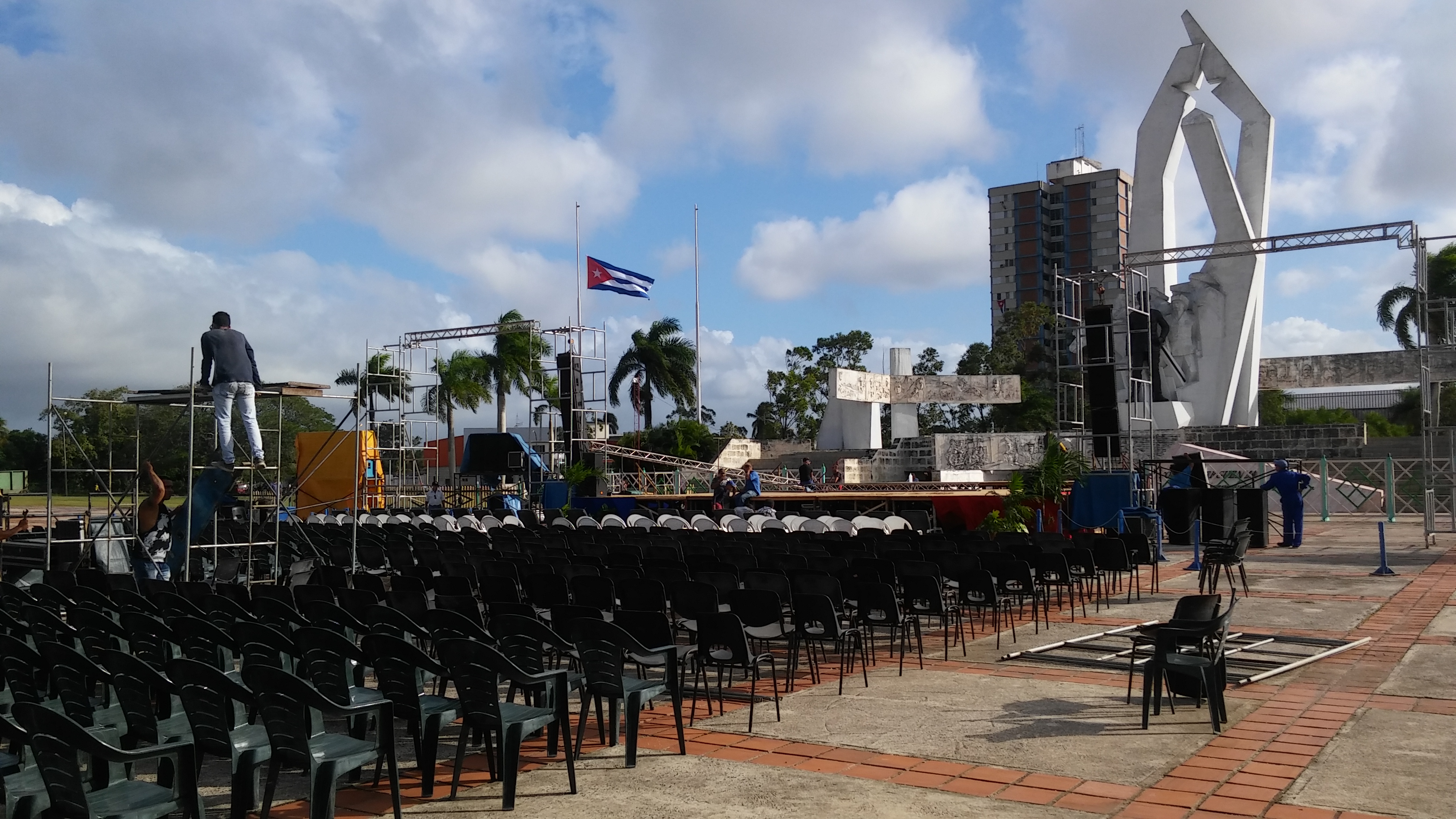 La Plaza de la Revolución camagüeyana se prepara para la velada en honor a Fidel, en la noche de este jueves. Foto: Orlando Seguí Aguilar