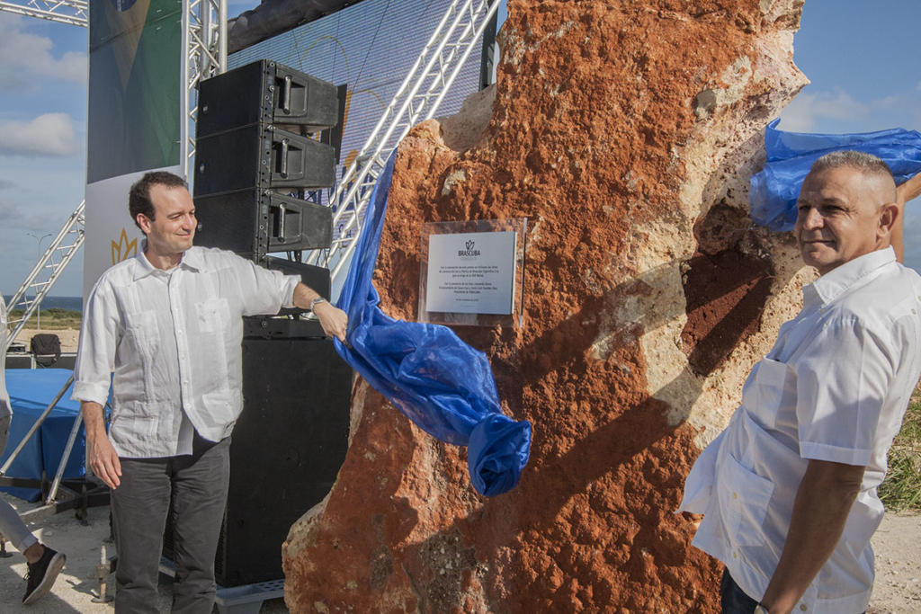 Se espera que la nueva fábrica de BrasCuba Cigarrillos S.A., ubicada en el área de la Zed Mariel donde fue develada esta tarja, comience a producir en el segundo semestre del 2018. Foto: René Pérez Massola 
