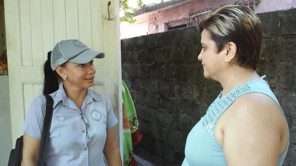 Para Eloísa cuando se habla de lucha antivectorial la responsabilidad no es solo de Salud Pública, sino también individual, por eso apuesta siempre por las charlas educativas. Foto: Lianet Suárez Sánchez