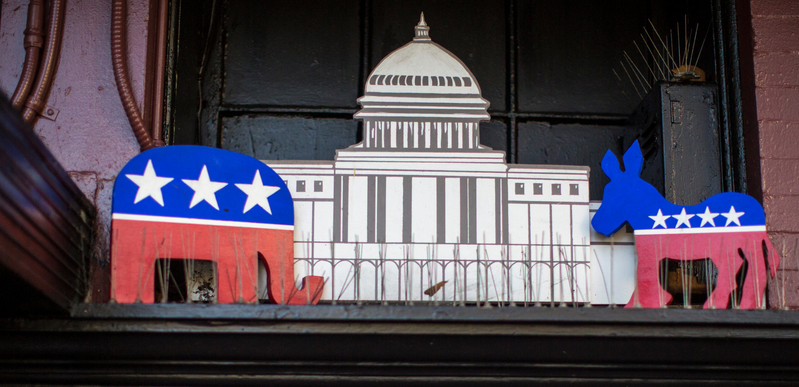 El asno como mascota del Partido Demócrata de los EE.UU. se remonta a la campaña presidencial de 1828 cuando el candidato Andrew Jackson era llamado “jackass” (burro en inglés) por sus opositores. Finalmente ganó y gobernó dos períodos (1829-1837). El Republicano, en tanto, reconoce que la aparición del elefante como símbolo se remonta a 1874 en un periódico de la campaña de Abraham Lincoln que fue presidente entre 1861 y 1865.