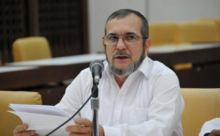 Mediante su cuenta en Twitter el comandante de las Fuerzas Armadas Revolucionarias de Colombia-Ejército del Pueblo (FARC-EP), reiteró la disposición de ese movimiento rebelde, el mayor involucrado en la guerra interna, para cumplir lo consensuado tras más de cuatro años de conversaciones públicas entre ambas partes. Foto: Tomada de internet