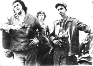 Che cuando dirigía la palabra a los participantes. A su lado, el comandante Manuel Fajardo Rivero, Piti, jefe de operaciones. Foto: Archivo
