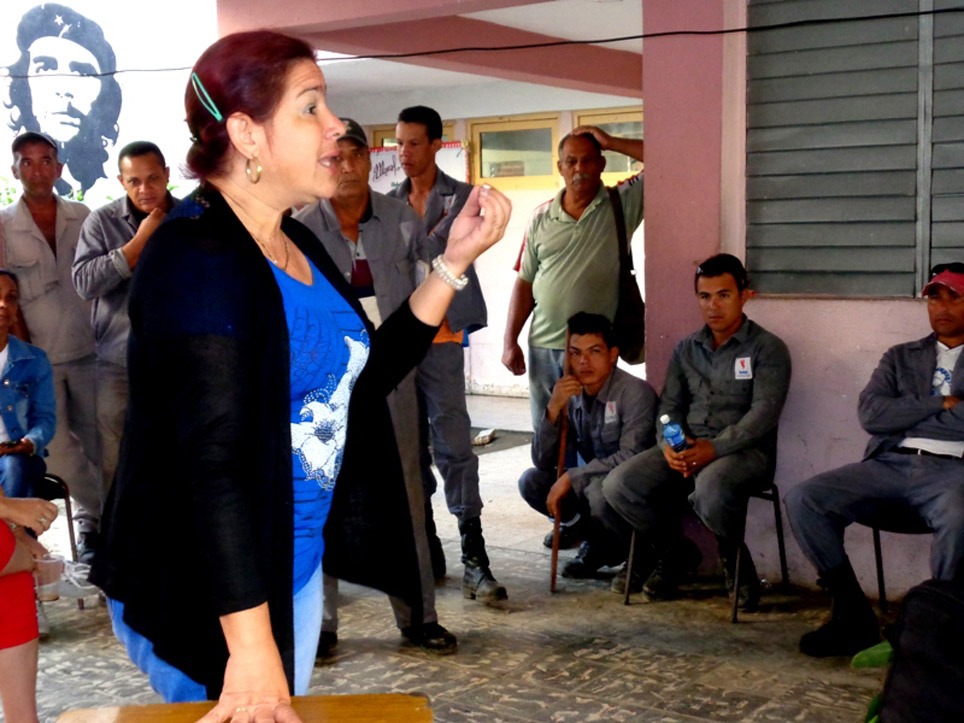 La psicóloga Noemí intercambia con trabajadores del sector eléctrico en Las Tunas, que apoyan el restablecimiento de este servicio en Baracoa. Foto: Jorge Pérez Cruz