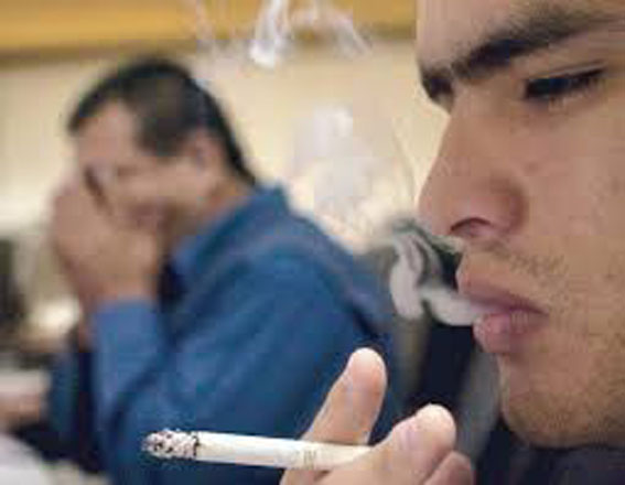 Es fundamental lograr que los sindicatos apoyen que la exposición al humo del tabaco en los centros laborales constituye un riesgo de salud. Foto: Tomada del www.elpais.com
