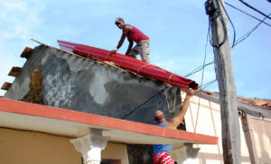 En Baracoa hay mucho por hacer para restablecer las miles de cubiertas arrancadas por Matthew. Foto: Rodny Alcolea