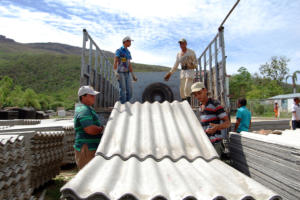 En los centros de recepción de materiales el ajetreo es inmenso. En la foto, el correspondiente al municipio de Imías. Foto: Rodny Alcolea