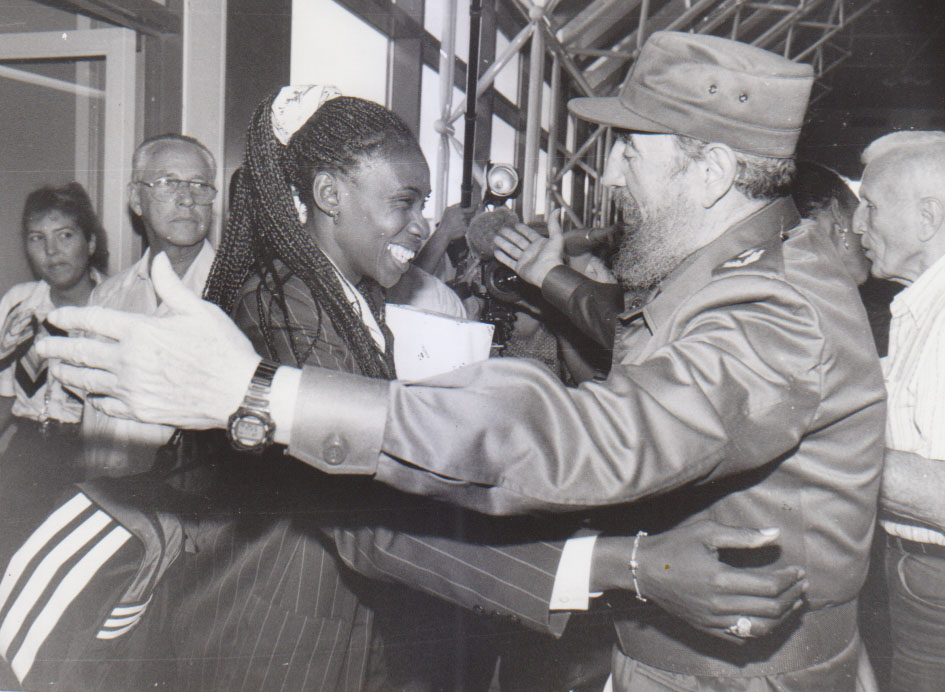 Fidel saluda a Mireya Luis a la llegada del equipo femenino cubano, campeón mundial en Japón 1998.