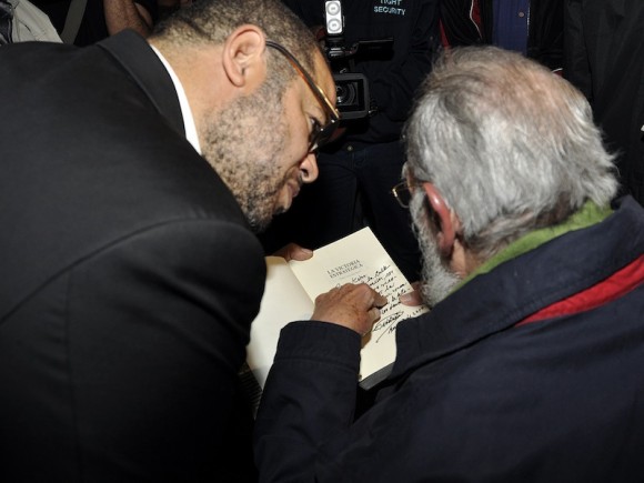 El 8 de enero del 2014 Fidel asistió a la inauguración de Kcho Estudio Laboratorio para el Arte, en la capital cubana. Ese día el Comandante regaló al artista el libro La victoria estratégica. En la dedicatoria escribió: “Para Kcho, genio de la cultura y la educación, con el sincero reconocimiento por la nobleza con que consagra su vida a la felicidad de los demás”. Foto: Estudios Revolución.